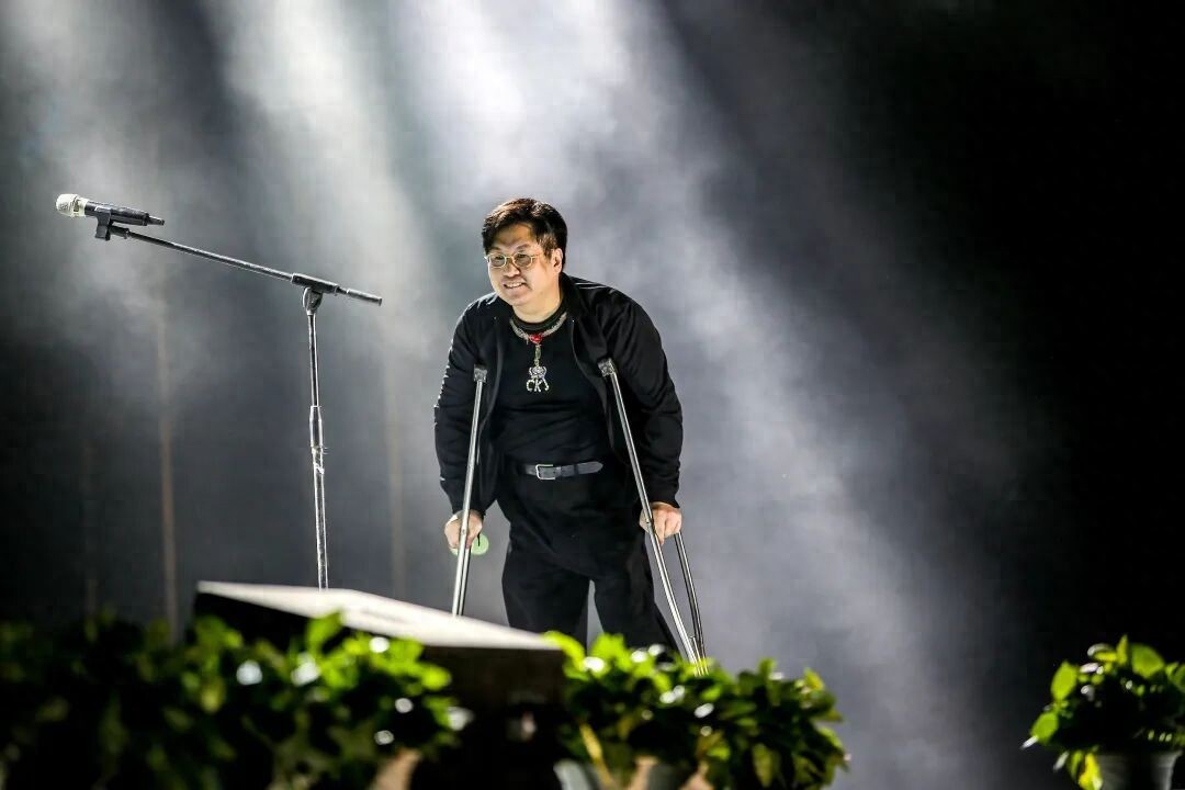 残障人士出行难_郑智化抨击娱乐圈_郑智化机场事件